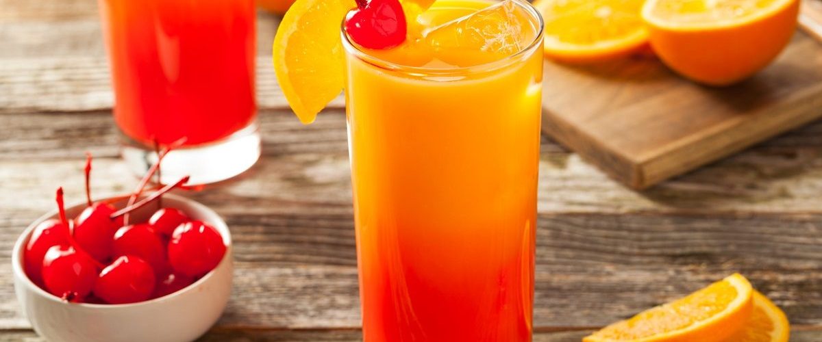 Tequila sunrise: la ricetta e le dosi del long drink dissetante e colorato