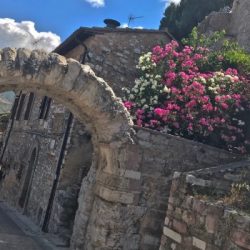 Dai vicoli medioevali alla Villa dei mosaici: il borgo di Spello in Umbria