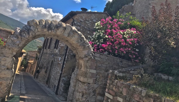 Dai vicoli medioevali alla Villa dei mosaici: il borgo di Spello in Umbria