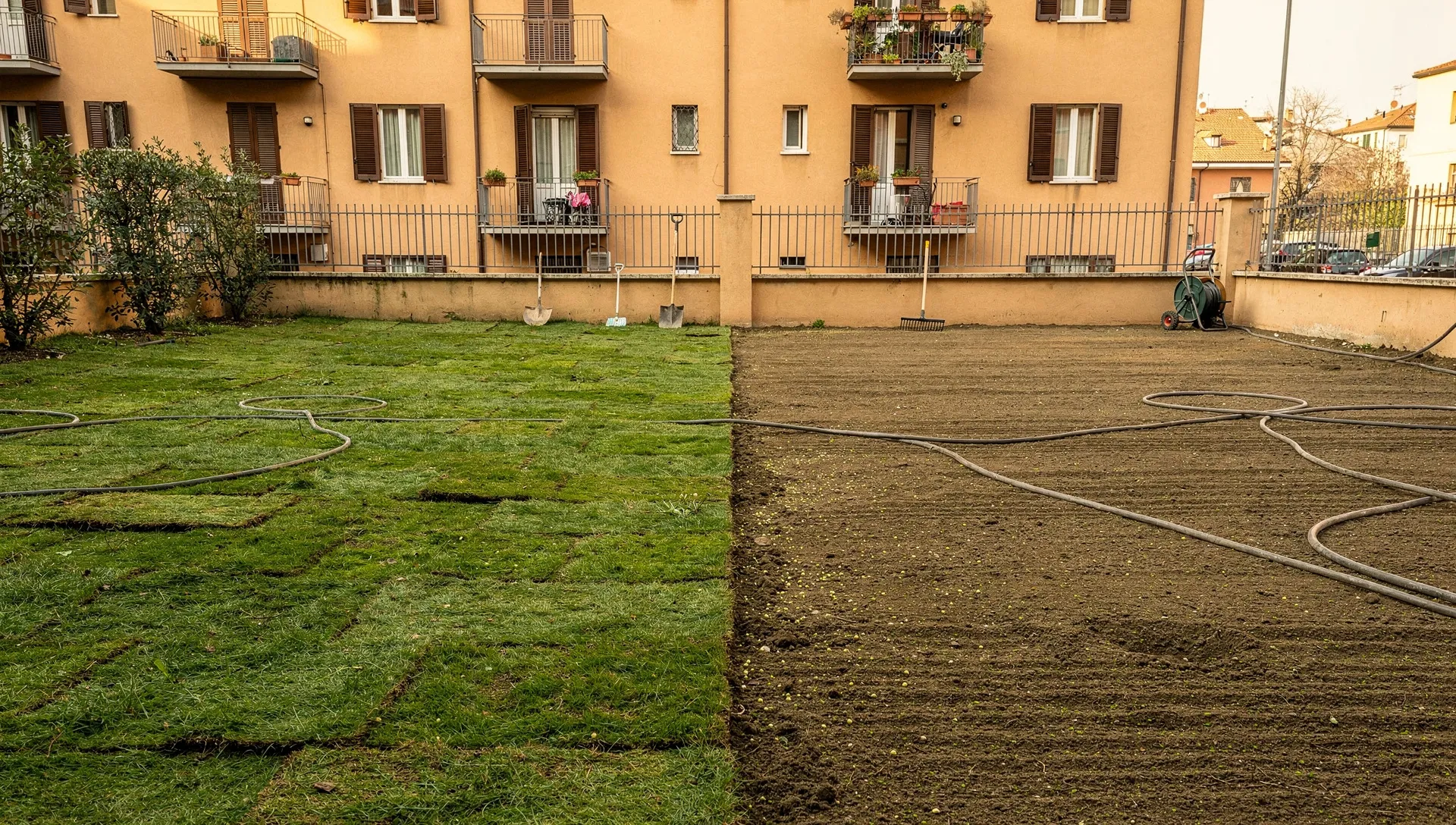 Confronto tra prato in zolle e area appena seminata in un cortile residenziale a Milano